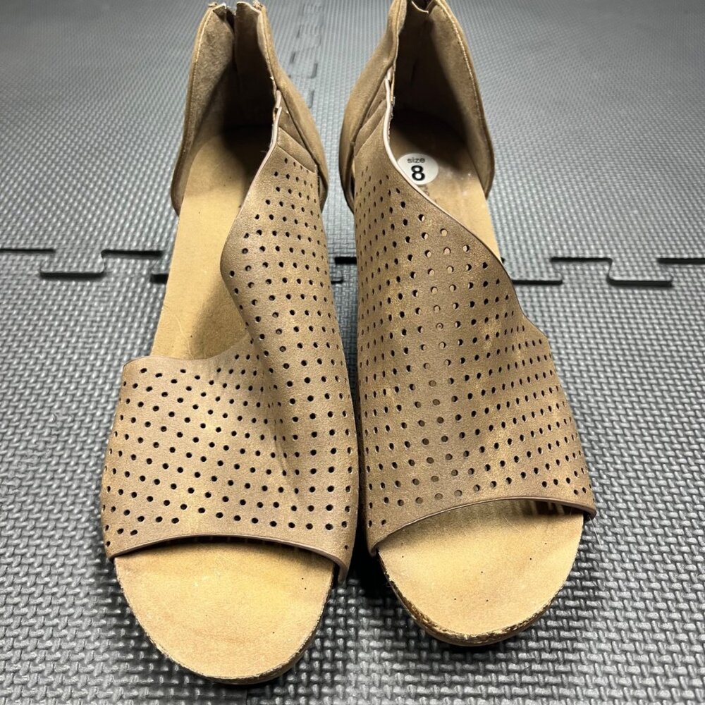 Open Toe Perforated Suede Sandals With Back Zipper Closure Size 8 By Pierre Duma